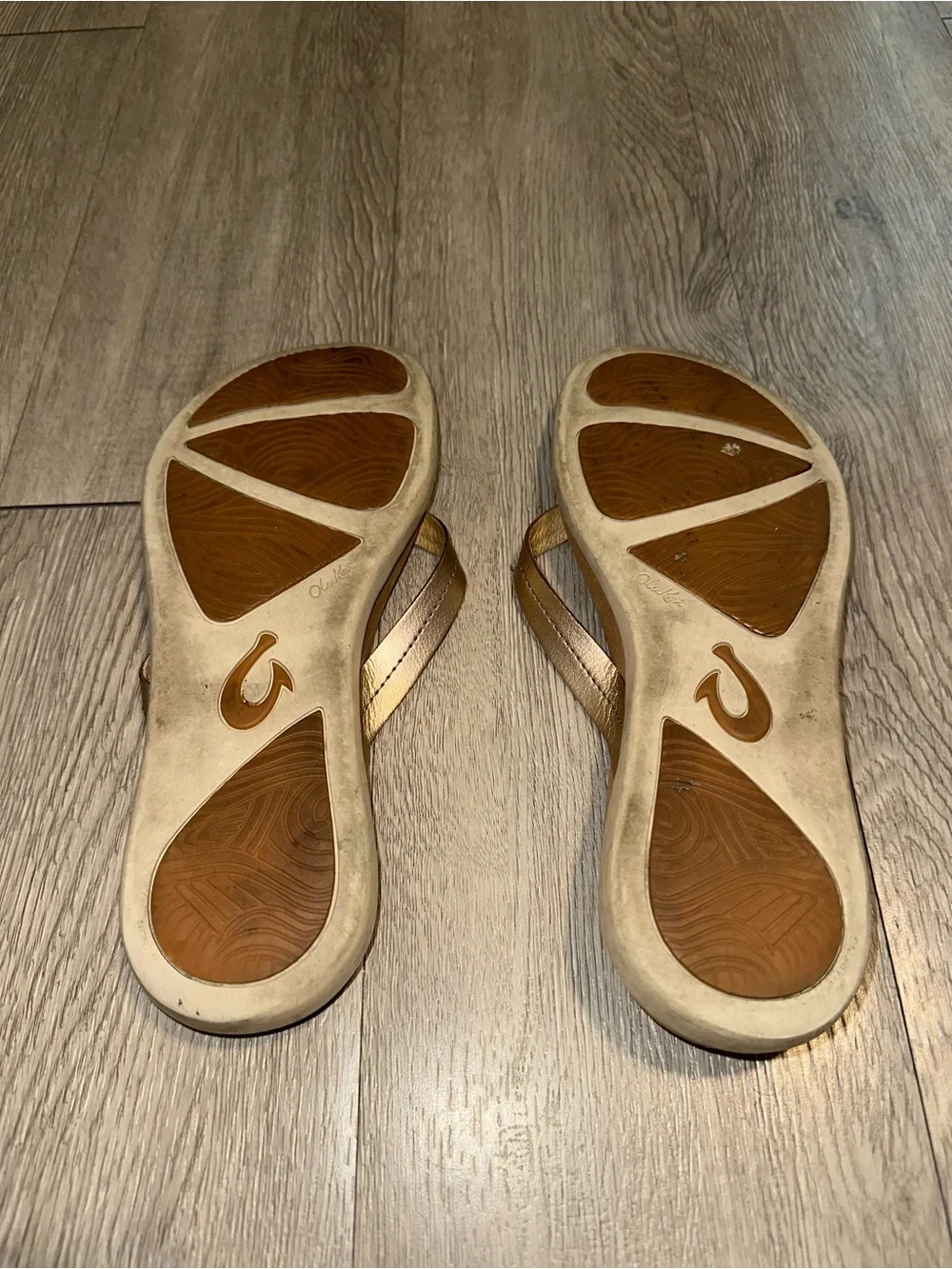 Olukai Honu Women's Metallic Gold Leather Flip Flop Sandals Sz 9